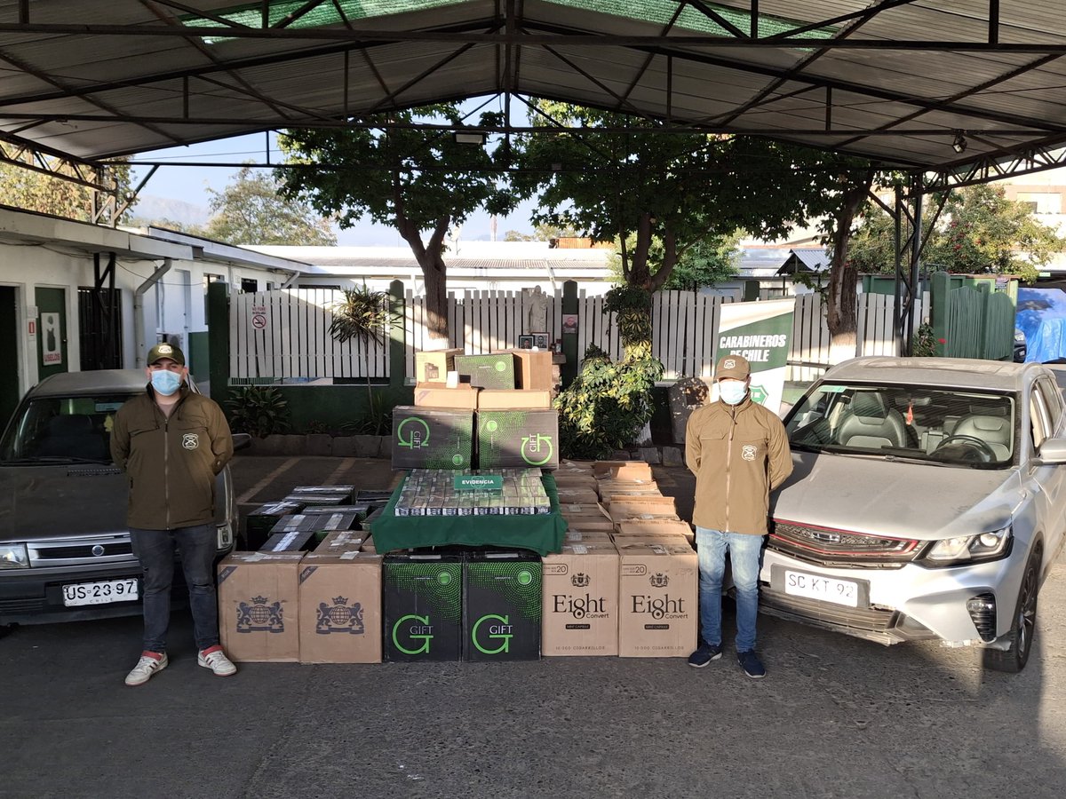 Un sujeto fue detenido por Carabineros de Puente Alto tras ser sorprendido con 25 mil cajetillas de cigarrillos de contrabando.
A través de hechos que se investigan, se presume que estaría involucrado en las agresiones que recibieron los funcionarios municipales hace unas semanas