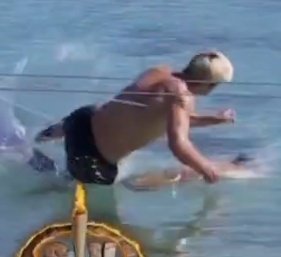 Brujaycotilla's tweet image. En la caída de Almácor lo que se ve es que se clava el cable en la axila y luego le ponen hielo en esa zona
#TierraDeNadie6