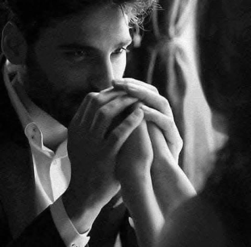 Eğer güzel bir kadını sevmek istiyorsanız 
Onu Gülümsetmelisiniz
Çünkü;
Dünyanın en güzel kadını 
Gülümseyen 
Kadındır..!
Her kalb sevince  çiçek acarmis..
#GeceyeNotum