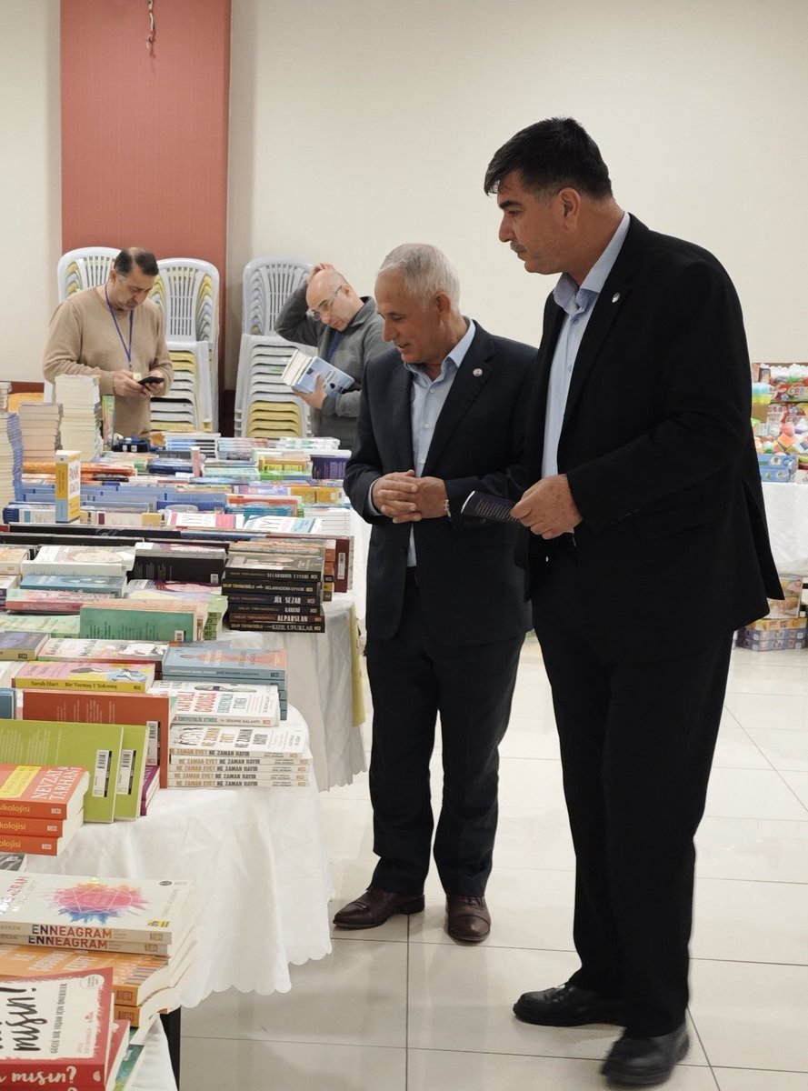 ebsmanisa's tweet photo. Kula ilçemizdeki kitap fuarını ziyaret ettik. Kula Bekir Sacide Filiz Keleşoğlu Bilim ve Sanat Merkezi öğrencileri tarafından hazırlanan, on kök değerle ilgili özgün hikayelerin olduğu  "Küçük Yazarlardan Değerler Çınarı"  kitabını inceledik. Bu eserin hazırlanmasında emeği geçen başta kıymetli öğrencilerimiz olmak üzere öğretmenlerimizi ve kurum idarecilerini  tebrik eder, başarılarının devamını dileriz.