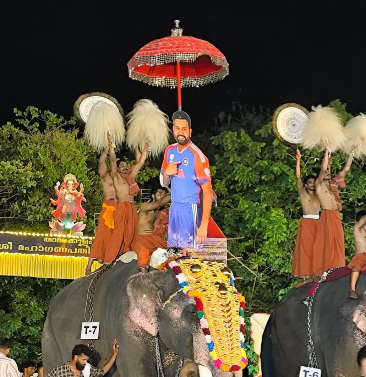 iStanRohit's tweet photo. Kollam Pooram 🔥🔥🔥

Rohit Gurunath Sharma 

God's Own Country Kerala 

Love You @ImRo45 ♥️♥️♥️
#KollamPooram #RohitSharma https://t.co/8JLJk3nfzh