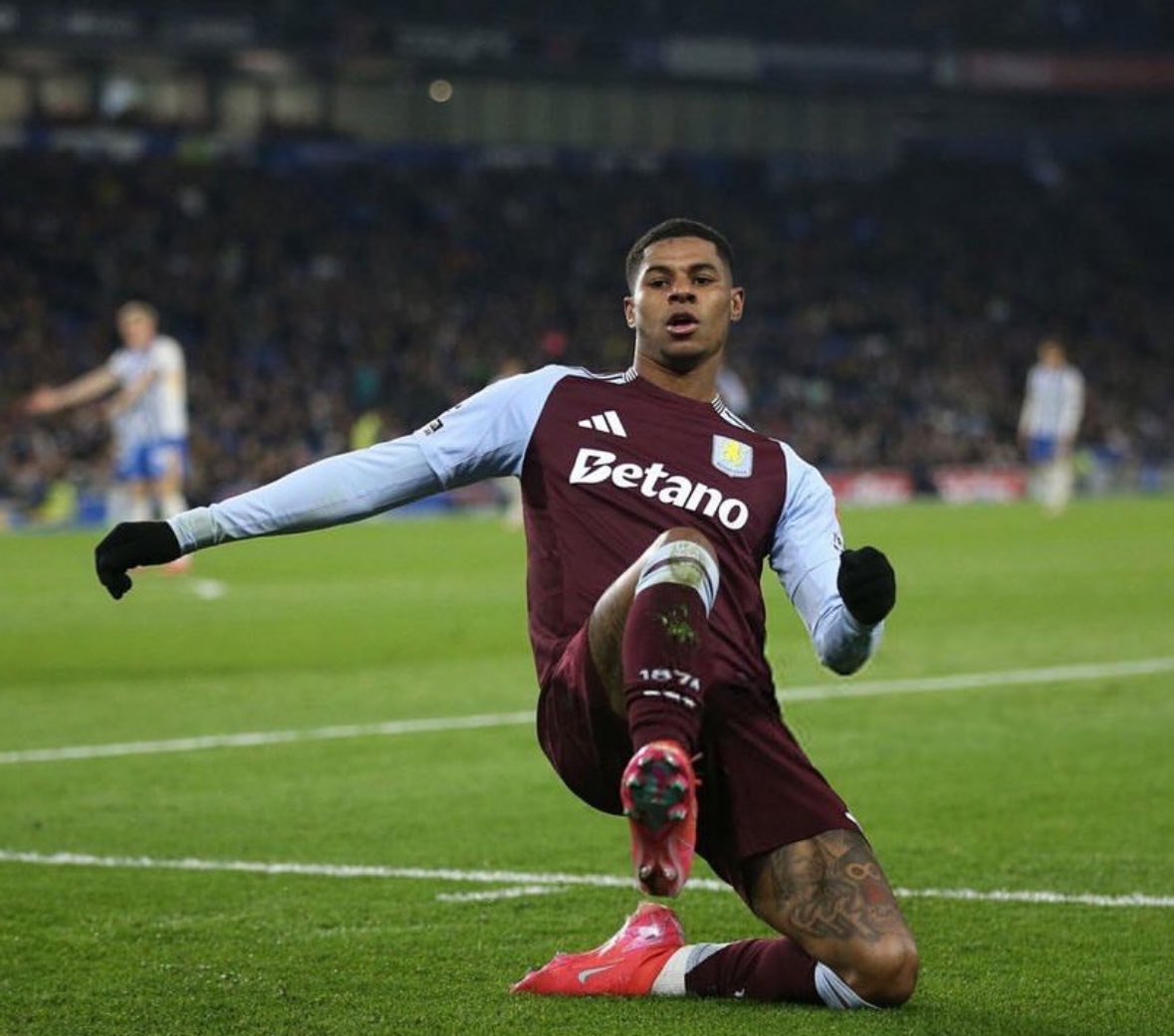 FabrizioRomano's tweet image. 🟣🔵🤯 Aston Villa’s fantastic reaction with a beautiful assist by Marcus Rashford…
…two goals in 3 minutes vs PSG, McGinn and Konsa!