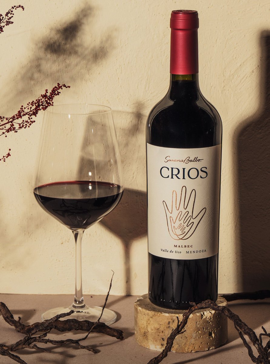 Susana Balbo Wines presenta la nueva imagen de CRIOS, su línea de vinos jóvenes, a través de CRIOS Malbec 2023 en el #DíaDelMalbec. La nueva etiqueta vuelve a poner en relevancia las manos y celebra a quienes usan las suyas para dejar su huella. #vinoargentino #Malbec