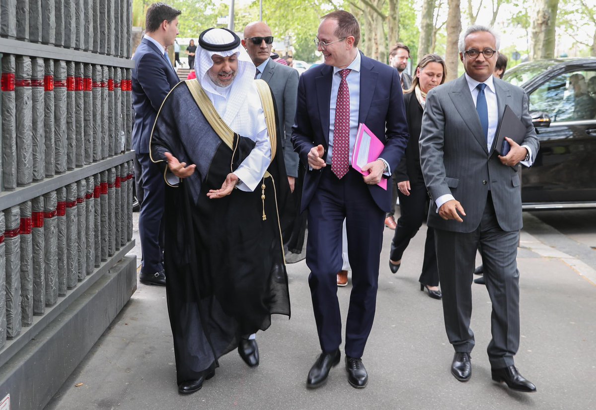 في مستهل زيارتي لجمهورية #فرنسا، سعدتُ بحضور ملتقى مجلس الأعمال السعودي الفرنسي الذي يهدف إلى تعزيز المبادرات الثنائية في قطاع الصحة، واستكشاف الفرص المتزايدة أمام شراكات القطاع الخاص ضمن المنظومة الصحية في المملكة.

Kicked off my visit to #France by attending the Saudi French