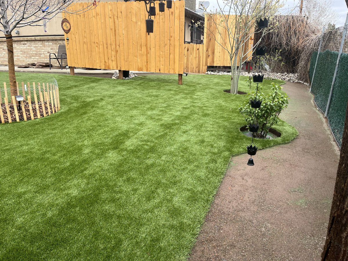 Go_Turf's tweet photo. Another update on a recently completed project. A brand new yard for an awesome customer! We had a couple of redesigns during the project, but love the way that it turned out! Roughly around 1,200 sq ft of turf and a breeze border for her dogs to walk around! #artificialturf https://t.co/27ABLUZfW1