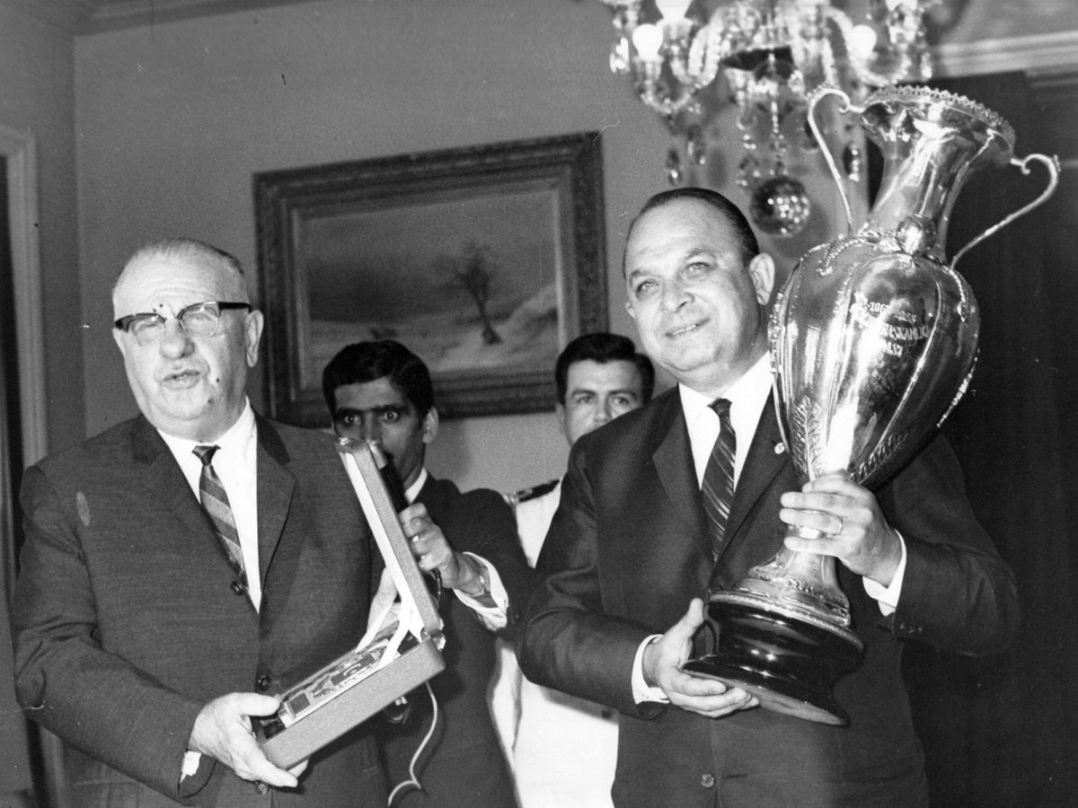 Daglaroglu1957's tweet photo. 1968 Cumhurbaşkanlığı Kupası, Cumhurbaşkanı Cevdet Sunay ve Fenerbahçe Başkanı Faruk Ilgaz. https://t.co/ezJcqb1bYq