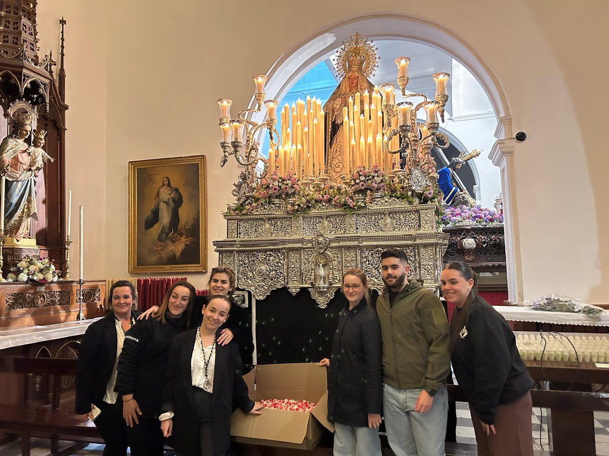 CaidoCadiz's tweet photo. DONACIÓN 

Los jóvenes de la Hermandad han donado los pétalos preparados para la petalada a nuestra Madre a la Cofradía de Oración en el Huerto.

#caidocadiz #rosadesamparados #señordelparque #marianistas https://t.co/kRxIcf97cn