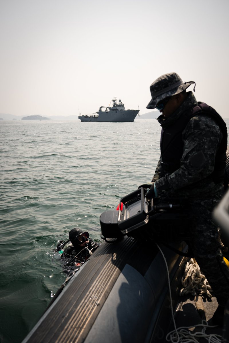 USPACOM's tweet photo. ๐ Mobile Diving and Salvage Unit 1 conducts dive training with the Republic of Korea Navy's Sea Salvage and Rescue Unit during #SALVEX Korea 2025. @uspacificfleet https://t.co/h1EIfNrpaQ