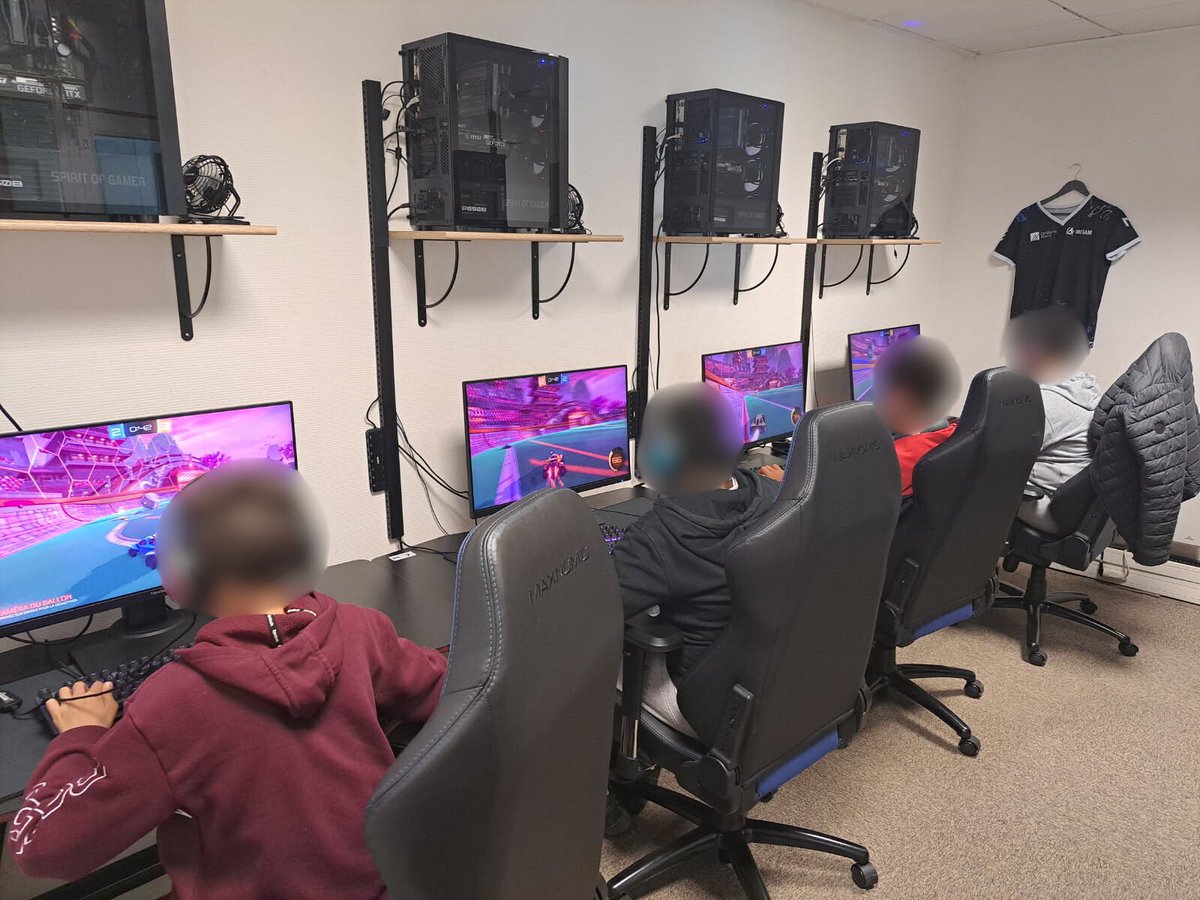 oregami45's tweet image. 🎮 Stage Numérique &amp;amp; Esport – Centre Social du Pot d’Argent 🎮

Du mardi au samedi, 12 jeunes vivent une semaine fun &amp;amp; créative autour du digital :

🧠 Sensibilisation aux enjeux du numérique
🕹️ Initiation à l’esport

Apprentissage, fun &amp;amp; partage au rendez-vous !