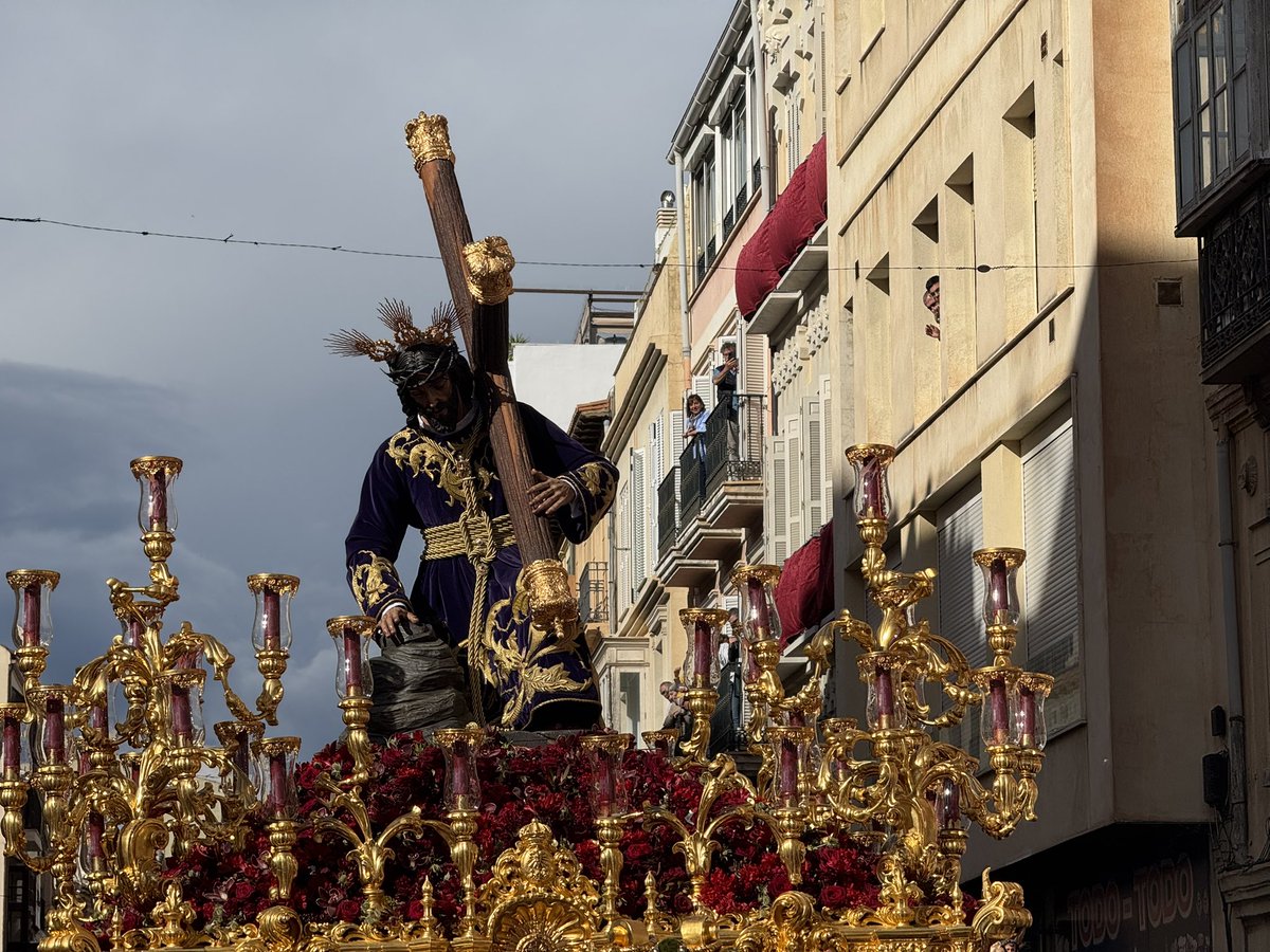 El cielo lloró de emoción al ver a Málaga rezar a la Virgen del Rocío… abc.es/espana/andaluc… Martes Santo de <a href="/RociodeMalaga/">Cofradía del Rocío</a>..