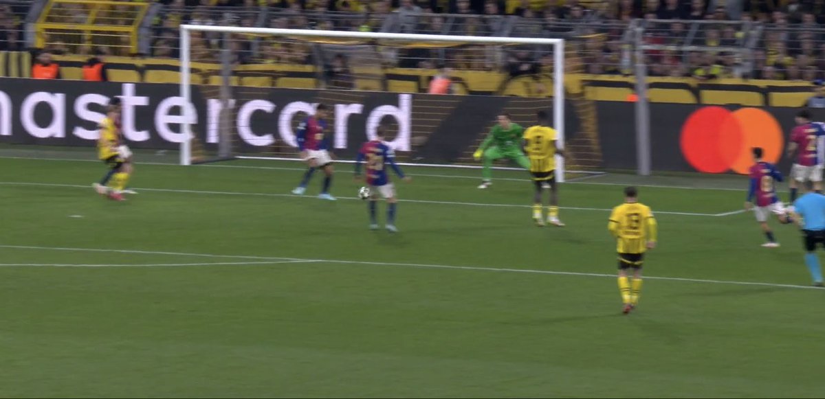 TouchlineX's tweet image. 📸 - Araujo passed the ball straight into the feet of Guirassy!