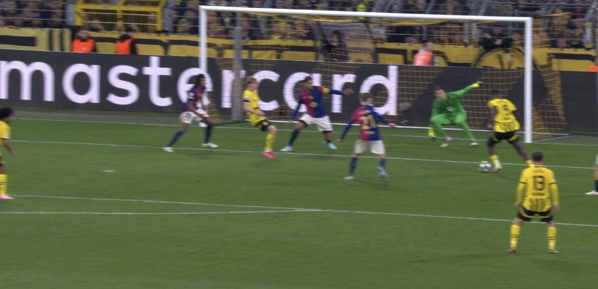 TouchlineX's tweet image. 📸 - Araujo passed the ball straight into the feet of Guirassy!