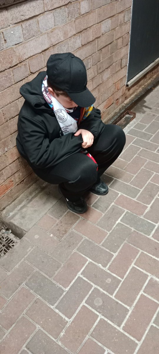 Aymeric (@casadisogno18) on Twitter photo <a href="/PSG_inside/">Paris Saint-Germain</a> avec le fils de mon pote nous venons de nous faire expulser à la mi-temps par la sécu juste parce que le petit a osé lever les bras sur le but parisien. Nous lui avions offert ce déplacement pour son anniversaire... En pleur c nul et injuste <a href="/PSG_inside/">Paris Saint-Germain</a> avec le fils de mon pote nous venons de nous faire expulser à la mi-temps par la sécu juste parce que le petit a osé lever les bras sur le but parisien. Nous lui avions offert ce déplacement pour son anniversaire... En pleur c nul et injuste