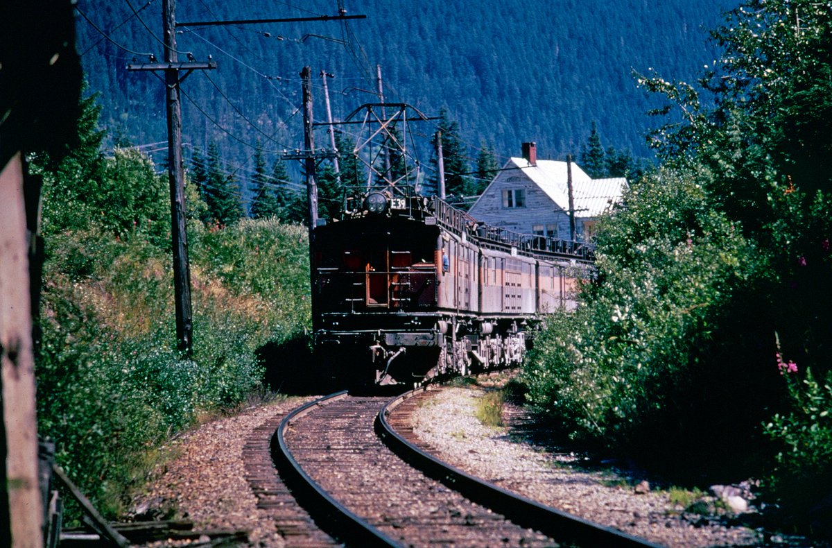 Milwaukee Road boxcab set E-39 nears the east portal of Snoqualmie Tunnel at Hyak, Washington in August of 1970. Tom Brown photo.

american-rails.com/snoqualmie.html