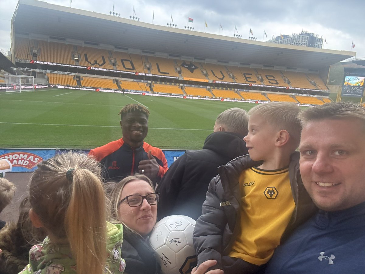 martevans_no1's tweet photo. Great afternoon making memories at the Golden Palace for the Young Wolves open training session. 

The little one getting to watch 3 Brazilian internationals train as if it’s normal. My dad took us to watch Wolves train on the old North Bank car park when I was his age. 

FWAW https://t.co/Q6sLbw8VmZ