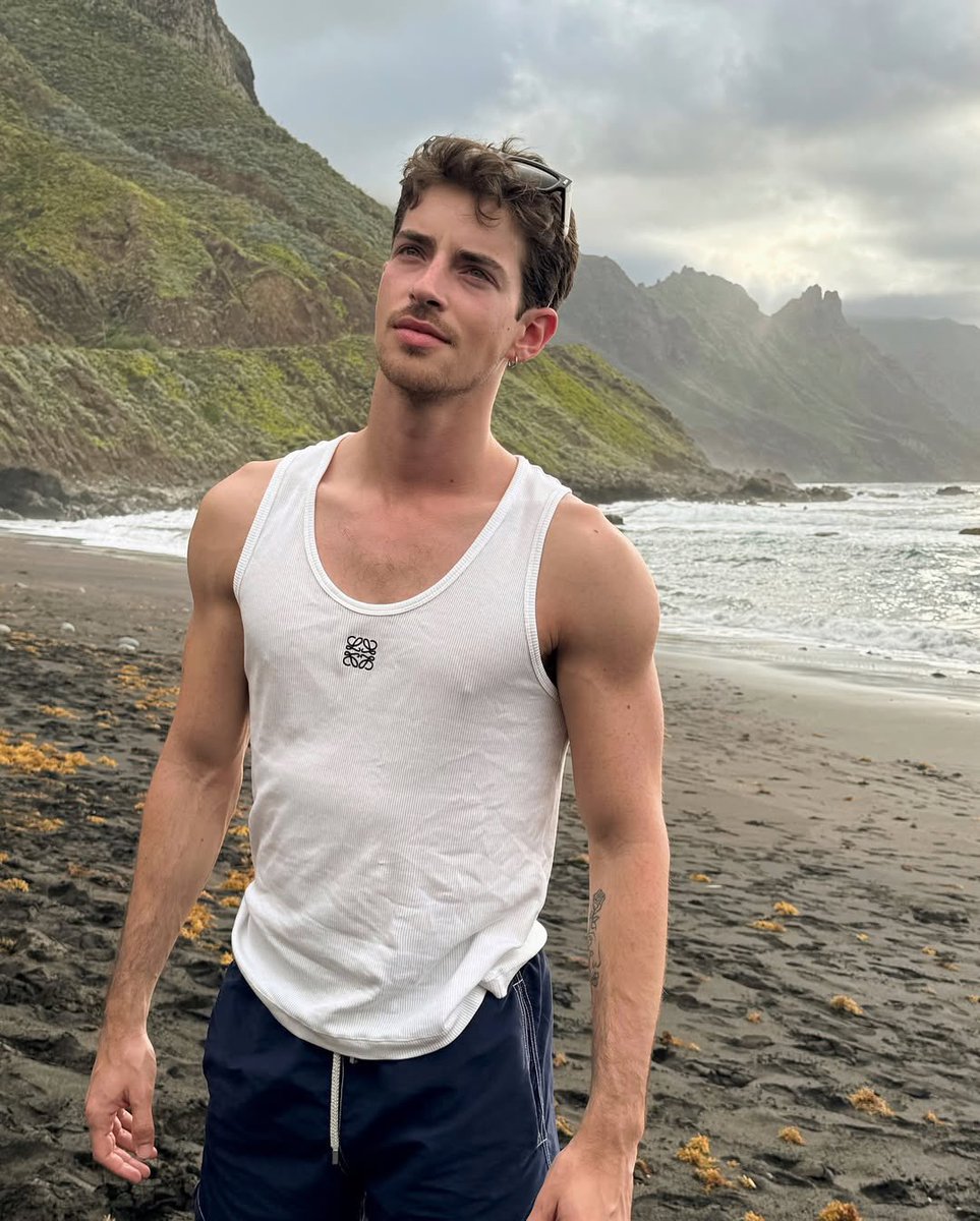riozfdez's tweet photo. the breeze that says he's the newest hollywood boy https://t.co/3RGFEfIUIt