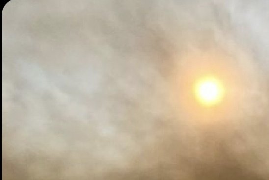 LaHoraMX's tweet photo. Hoy el cielo de #Puebla se tornó de tonos ocre o naranja, debido a un fenómeno atmosférico llamado #Calina que se presenta en temporada de estiaje, donde la acumulación de partículas en suspensión, principalmente polvo y humo, opacan la luz solar ¿Ya lo percibiste? https://t.co/UqqVmuD0pv
