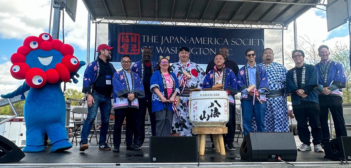 JapanEmbDC_SPX's tweet photo. I had a great time at the @jas_wdc street festival! I was honored to help open the festival with the sake barrel ceremony. I met world-renowned sumo wrestlers, superstars of @npb &amp; @expo2025japan's mascot, MYAKU-MYAKU! I was glad to see so many people enjoying Japanese culture. https://t.co/oT57lMC7dY