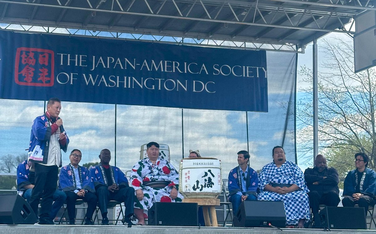 JapanEmbDC_SPX's tweet photo. I had a great time at the @jas_wdc street festival! I was honored to help open the festival with the sake barrel ceremony. I met world-renowned sumo wrestlers, superstars of @npb &amp; @expo2025japan's mascot, MYAKU-MYAKU! I was glad to see so many people enjoying Japanese culture. https://t.co/oT57lMC7dY
