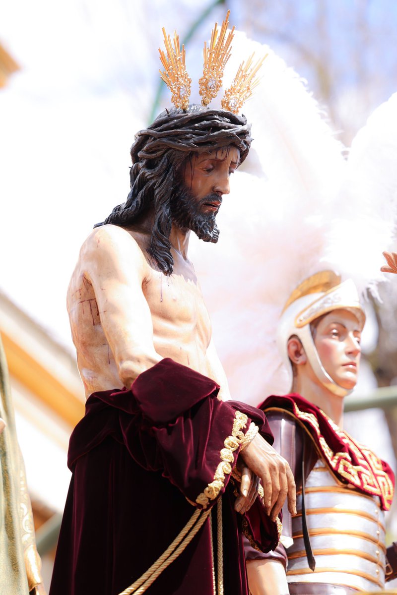 En pie y aplaudiendo con la <a href="/Hdad_SanBenito/">Hermandad San Benito</a>. Hoy no lo han podido hacer mejor. ¡Lo han bordado!

Enhorabuena, hermanos. Gracias por vuestra valentía. El Martes Santo no es lo mismo sin vosotros.

Hemos sido muy felices. Sevilla os debe mucho.