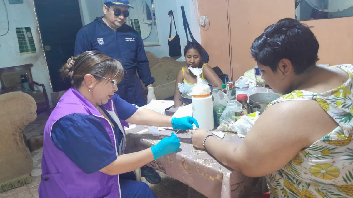 Salud_Guayas's tweet photo. #MSPEnTerritorio | En #CerroSantaAna el #Distrito09D04 de @Salud_Ec realiza tamizaje a la comunidad de la parroquia #Roca para detectar posibles casos de enfermedad causado por el insecto chagas (chinchorro). https://t.co/OiMsoKw8AL