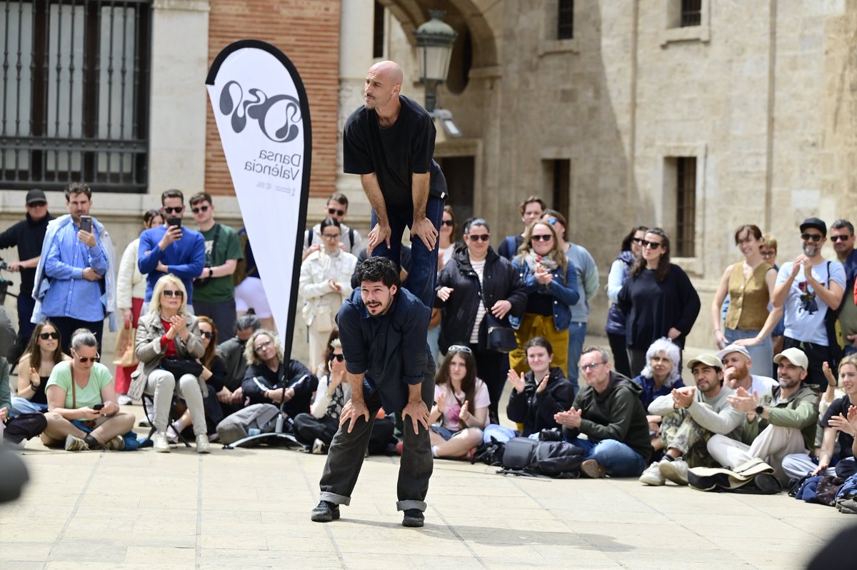 Kiko López &amp; Héctor Plaza 🍀Lo que los árboles no cuentan 🌸

🌱 Reflexionem sobre els paral·lelismes entre la naturalesa i els éssers humans i destaquem així els nostres punts en comú.

❁ #TalentLocal ❁ 

#DansaValència25 🖤 #SomniInsinuat 🖤 #SpanishDancePlatform