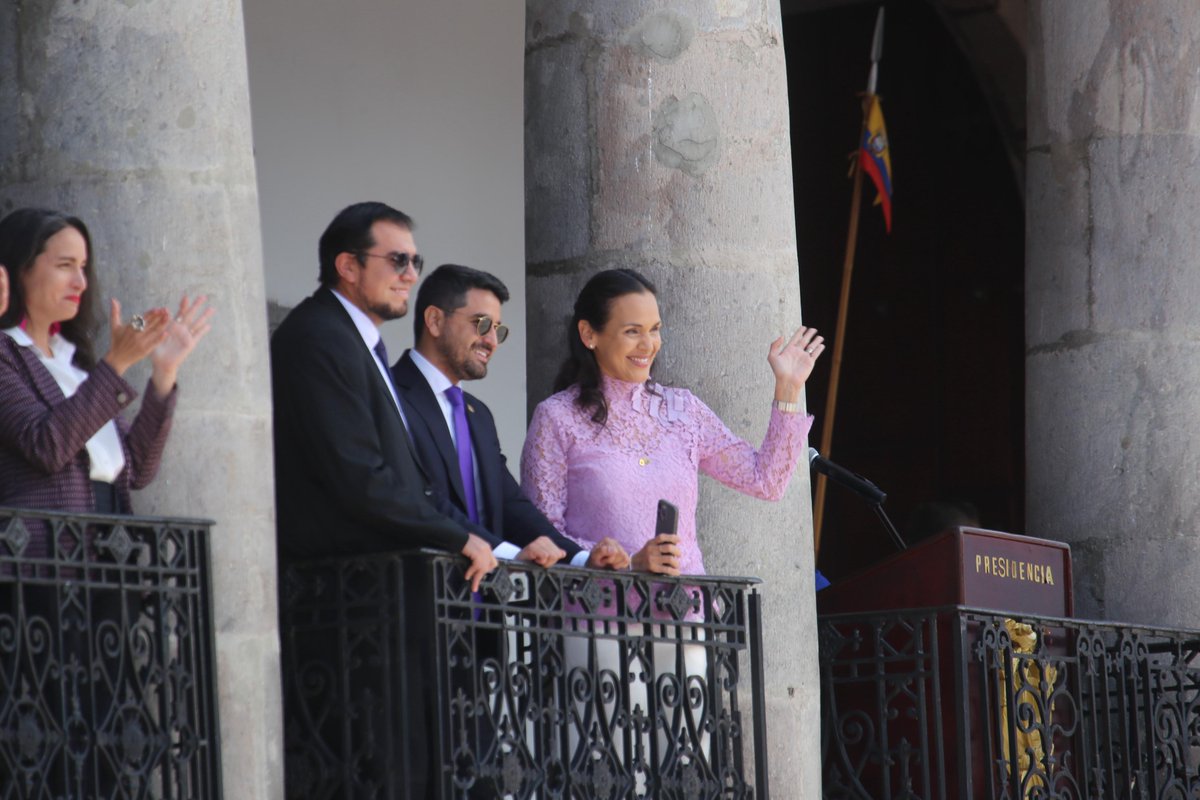 ViceminEnergia's tweet photo. 📌Desde el Palacio de Gobierno, la ministra Inés Manzano, acompañó al presidente @DanielNoboaOk, durante el tradicional relevo de guardia, desarrollado por los Granaderos de Tarqui. El evento congregó a miles de simpatizantes que demostraron su apoyo al Primer Mandatario. https://t.co/9vboBEcE0Y