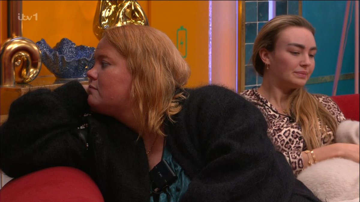 AndyGibsonTV's tweet photo. ELLA RAE WISE: "I'm going to bed"

TRANSLATION: The cameras aren't on me so I can't be arsed with this anymore. 

#CBB #CBBUK #CelebrityBigBrother https://t.co/IsuPjXDGak