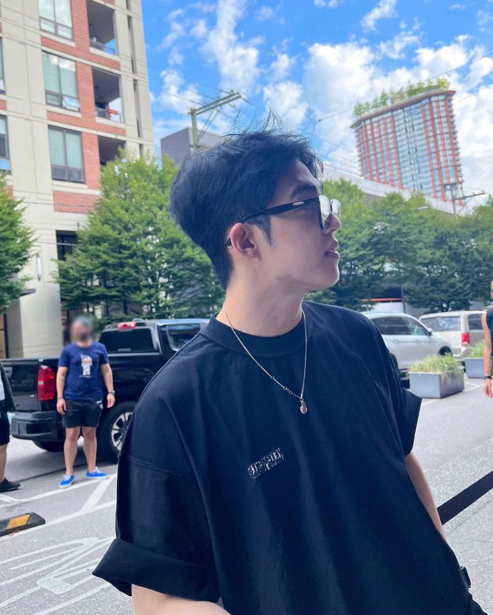 <a href="/caratstalk/">CARATSTALK💎</a> Gue masih klepek2 sama foto gantengnya beliau yang ini nder🤤🤤🤤