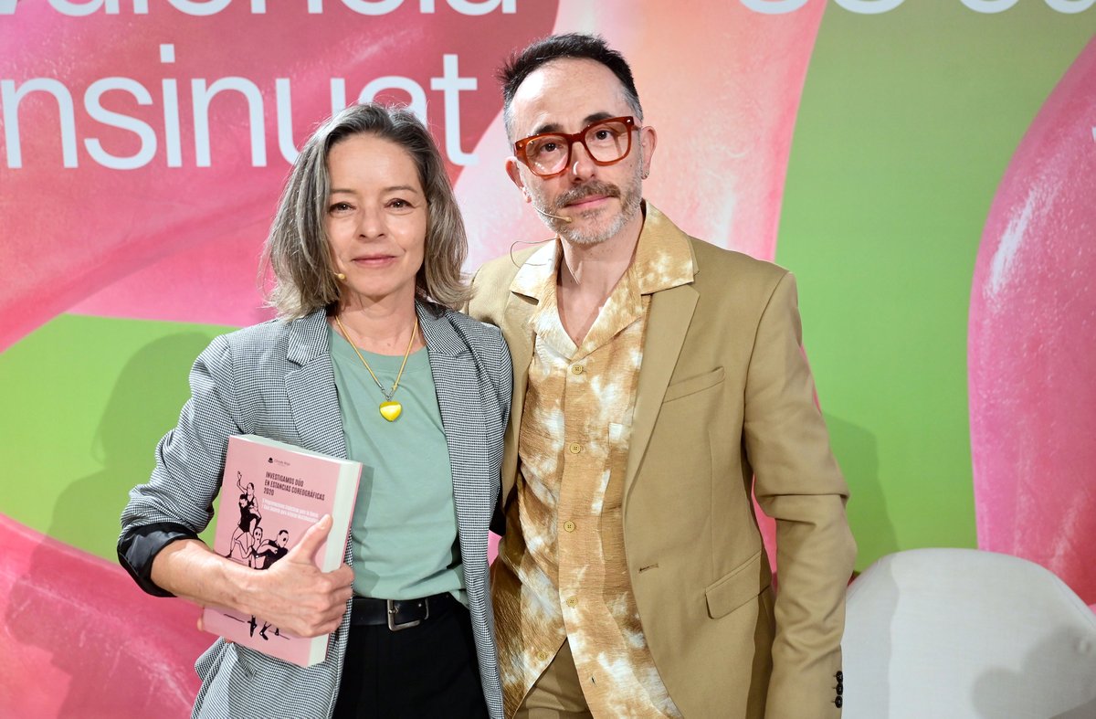 Presentació de la investigació i publicació d’Estancias Coreográficas 2020 sobre el treball en duet🌱

❁ Teatre Principal València, vestíbul ❁

#DansaValència25 🖤 #SomniInsinuat 🖤 #SpanishDancePlatform