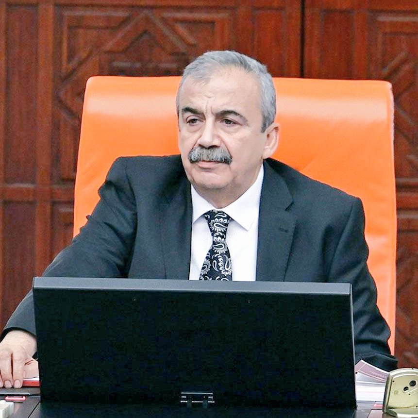 Sırrı Süreyya Önder kalp krizi geçirmiş. Kendisine acil şifalar diliyorum.
#sırrısüreya
#kalpkırızı