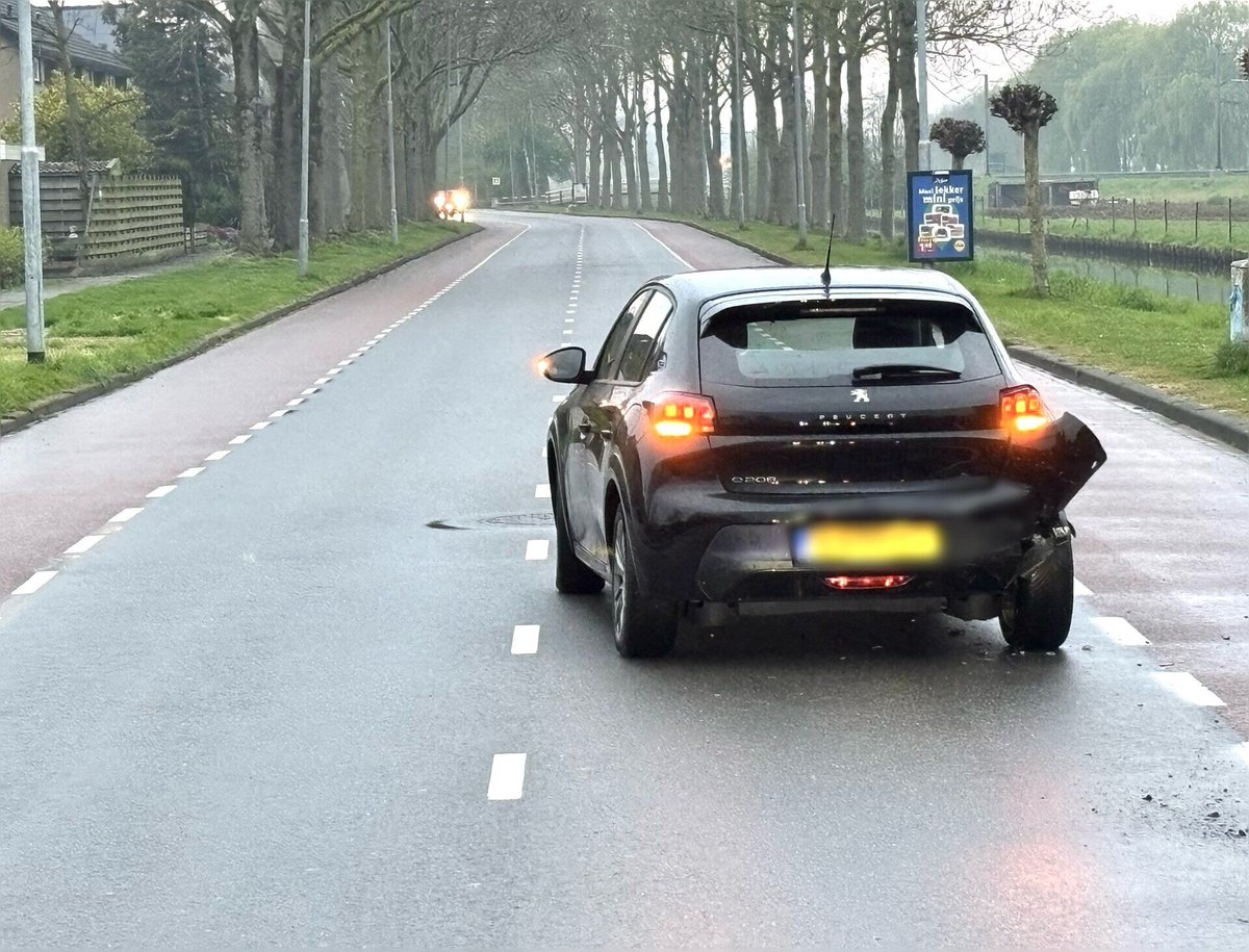 Aanrijding tussen twee auto's op de Florasingel in Bovenkarspel