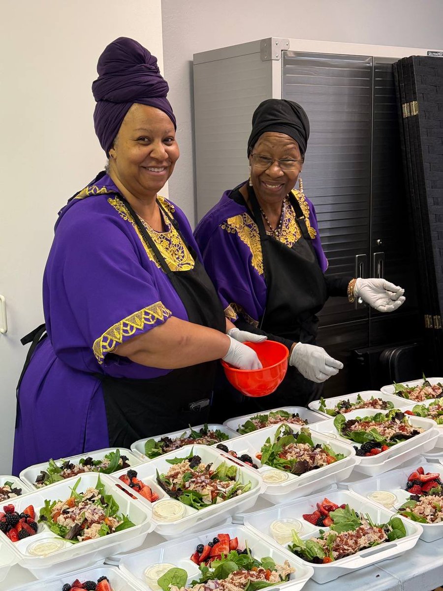 IuicSanDiego's tweet photo. "Our kitchen crew filling our plates and hearts".                          💜💛 #Amazingkitchencrew #Doitheartily #Soulfood  🍓🥗   #Kitchencrew #Teamwork  #Familymeal 👍 #Kitchenishome 🍳 https://t.co/DWqyX2Wffm
