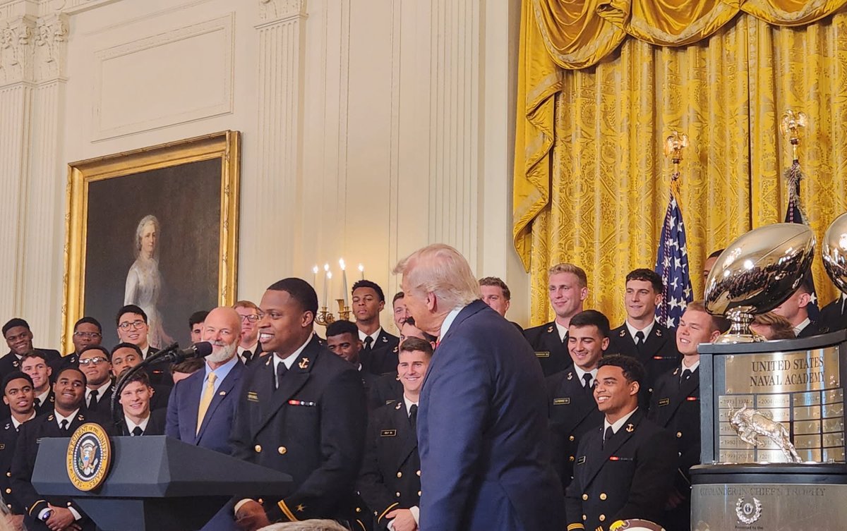 NavyAthletics's tweet photo. More scenes from the White House with @NavyFB https://t.co/WpX6AZoTj1
