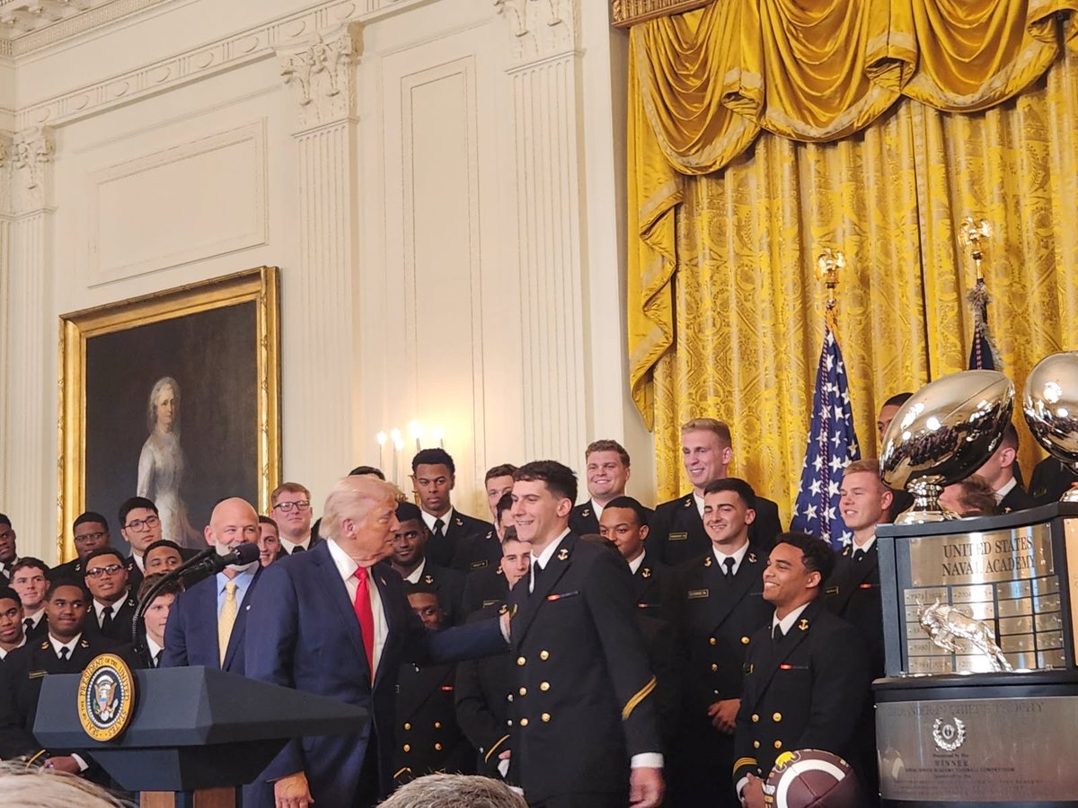 NavyAthletics's tweet photo. More scenes from the White House with @NavyFB https://t.co/WpX6AZoTj1