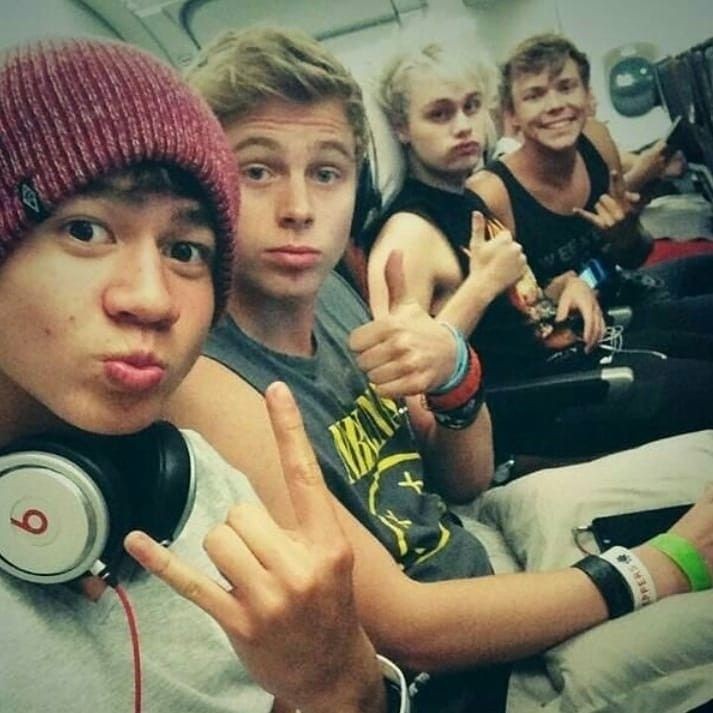 RusaNordica's tweet photo. Holaaa, me llamo Alane, pero me dicen Alex, soy de Venezuela, sigo a #5SOS desde 2018 que los descubrí por Youngblood, uno de mis álbumes favoritos junto a 5SOS5. Mi canción favorita es She Looks So Perfect. #integracionfsosera @calumhnovia @leclerccgf https://t.co/KtzAuIiTQU
