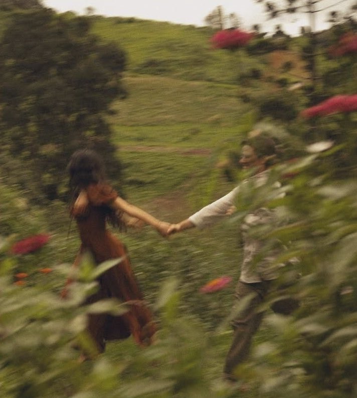 - kaç yaşındasın?
+ kimin yanındayken?