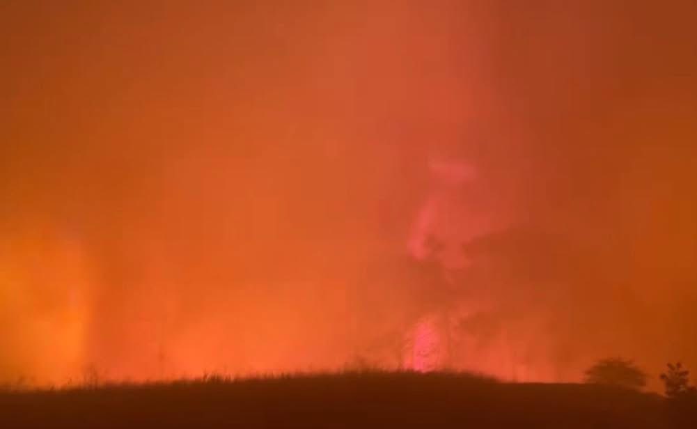 MVS_Puebla's tweet photo. 🔥 ¿Notas que el cielo tiene un tono ocre, como en un filtro sepia? 🤔 Se debe a un incendio de gran magnitud en los límites de #Puebla y #Tlaxcala en la zona de Altzayanca y La Malinche. 😪 El humo comienza a invadir los cielos de ambas entidades. https://t.co/v1EmLfWQuU