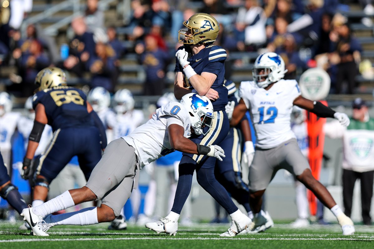 Buffalo edge Kobe Stewart (<a href="/stewart_kobe/">Kobe Stewart</a>) is entering the transfer portal, he tells <a href="/247Sports/">247Sports</a>. 

Stewart posted 40 tackles, 12 TFLs and 9.5 sacks this year as an all-MAC selection after coming over from Samford. Big addition to the edge market.  

247sports.com/Player/kobe-st…