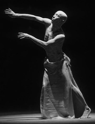 Tú eres el que ha muerto, pero siento que todo me abandona. Tú eres el que ha muerto, pero son mis recuerdos los que sangran, se manchan, se oxidan y resquebrajan.

Han Kang
“La Clase de Griego”

Foto Sankai Juku

#Literatura 
#Poesia 
#Dramaturgia
#Lectura 
@HanKangOffic