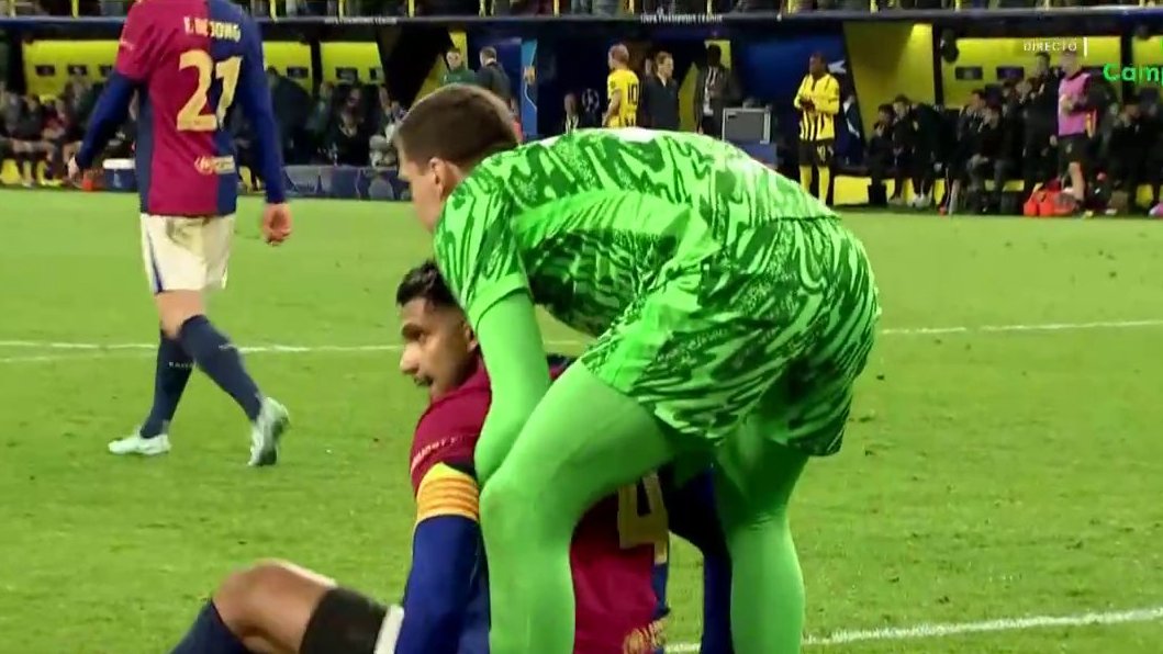 BarcaUniversal's tweet image. Szczesny picked up Araujo after Dortmund scored the third goal.