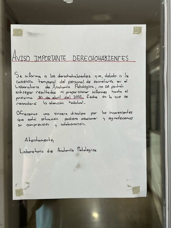unomasunomx's tweet photo. 🛑 CRÍTICA GRÁFICA 🛑
"Disculpe las molestias, su salud no es prioridad."
📍 Aguascalientes, Martes 15 de Abril del 2025
🗞️ #RFInforma #CríticaGráfica #DenunciaCiudadana
Una denuncia ciudadana nos sacude con una verdad incómoda: el abandono institucional tiene rostro, nombre y angustia.
Una paciente del ISSSTE, en espera de una biopsia realizada desde el 24 de enero, sigue sin respuesta. El motivo: “No hay químicos”.
🧪 Hace 15 días le ofrecieron llevar su muestra a un laboratorio particular. Como si pagar por salud fuera opcional. Hoy regresó con la esperanza de obtener avances...
👉 Solo encontró la oficina cerrada y un aviso pegado con cinta:
“AVISO IMPORTANTE DERECHOHABIENTES
Se informa que, debido a la ausencia del personal de secretaría, no se podrán entregar resultados ni proporcionar informes hasta el 21 de abril.
Una disculpa sincera por las molestias.”
📄 Mientras tanto, una muestra que podría significar vida o muerte sigue esperando.
Esperando recursos.
Esperando atención.
Esperando... a ver si sobrevive.
🗣️ ¿Hasta cuándo la salud será prioridad y no una cadena de excusas pegadas en una ventanilla?
#ISSSTE #Aguascalientes #SaludDigna #JusticiaSocial #CríticaGráfica #DerechoALaSalud #DenunciaCiudadana #RFInforma #IndignaciónCiudadana #PacientesOlvidados