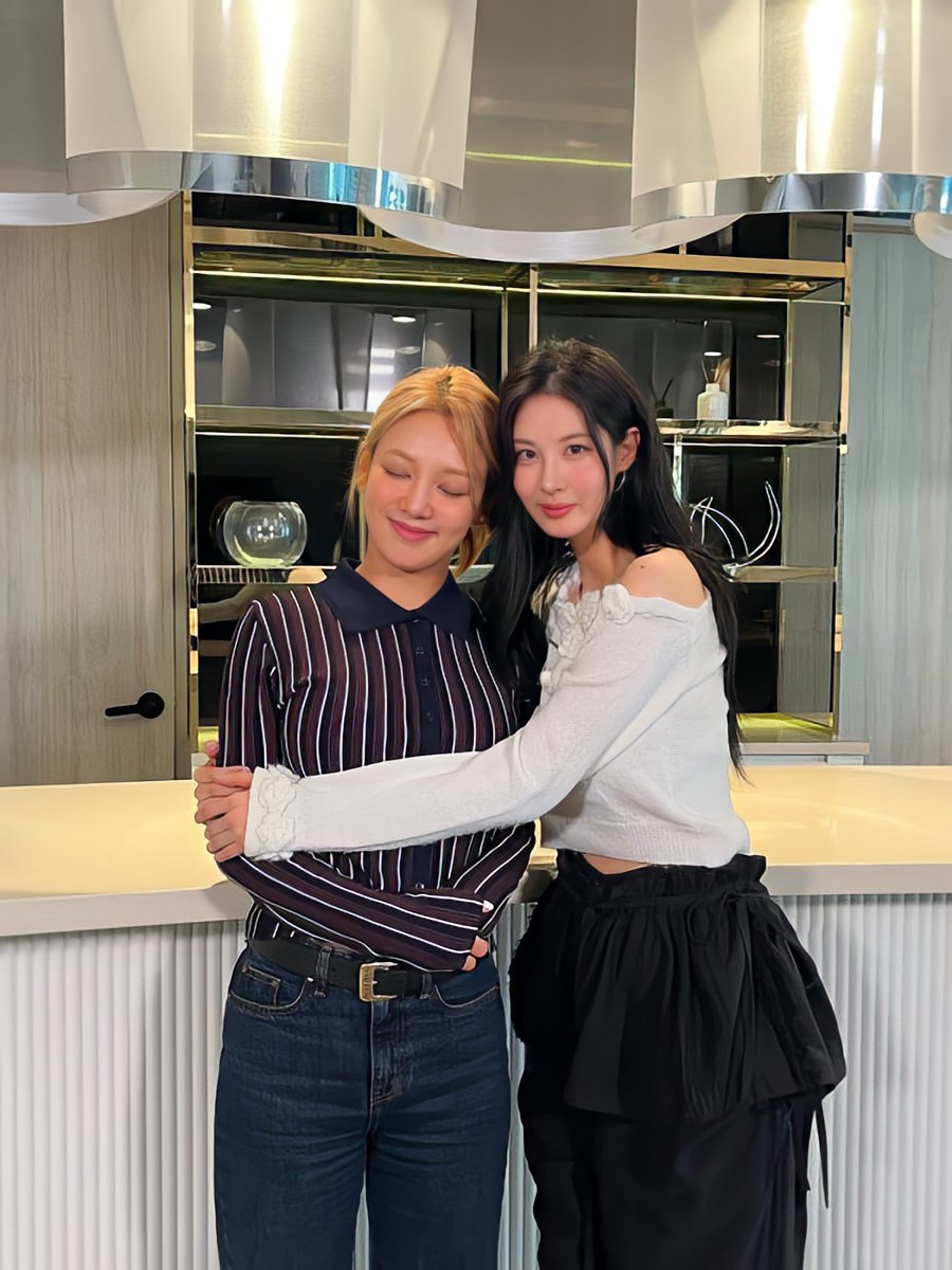 GG8_EDIT's tweet image. 효현👩‍❤️‍💋‍👩