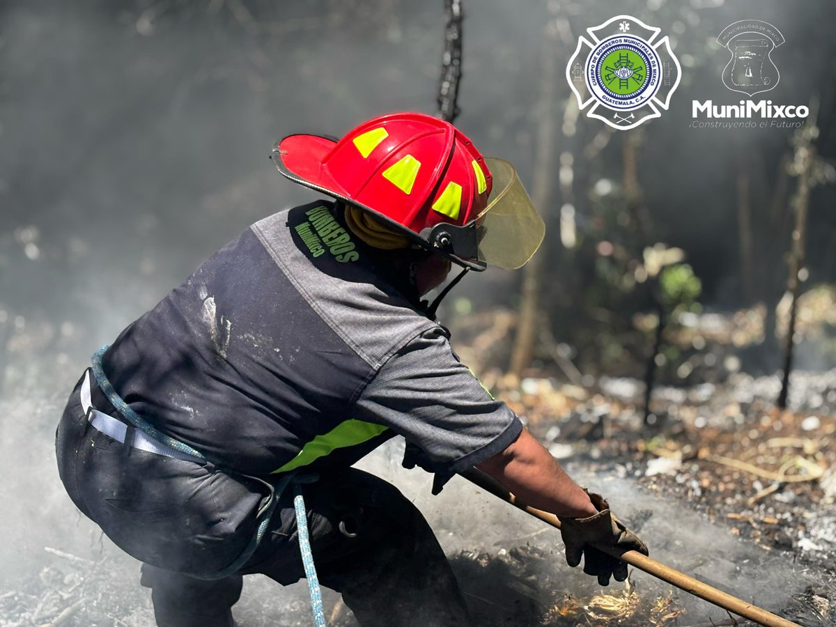 BomberosM_Mixco's tweet photo. #INFORMACION2025| 🇬🇹
#BOMBEROSMUNIMIXCO

#ESTE_DIA
#INCENDIO_FORESTAL
Aldea a Sacoj Chiquito 62 Calle zona 6 de Mixco

Los @BomberosM_Mixco son requeridos con el apoyo de @bomberosmuni ante las llamas antas y exceso de humos que afectaba a los vecinos del lugar. https://t.co/8m2dLb0GxO