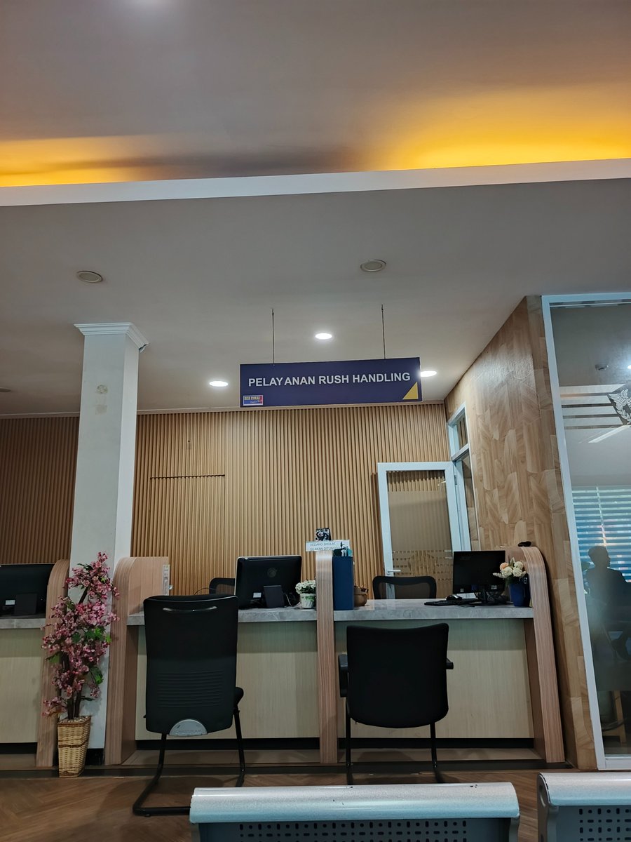 regifiji's tweet photo. ini bea cukai mulai pelayanan jam berapa ya? nunggu dari jam 8.20 - 9.25 belum ada yang jaga https://t.co/EKIq9Wdvg4