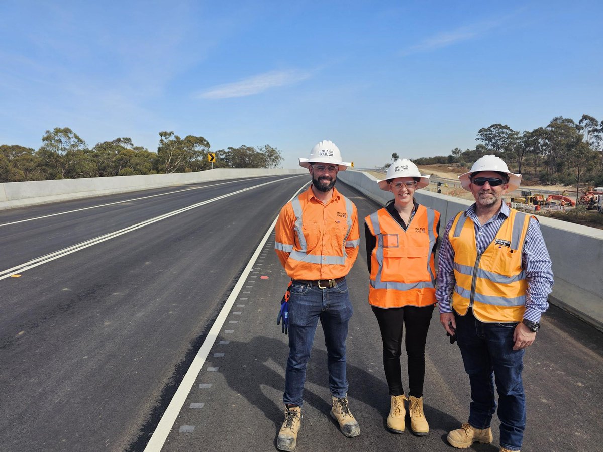 The upgraded Seymour-Avenel Road bridge in Seymour has re-opened to traffic. 

Built in the same location, the new bridge is higher to allow sufficient clearance for double-stacked freight trains and minimises environmental impacts.

Learn more 👉 inlandrail.info/4lvQpio