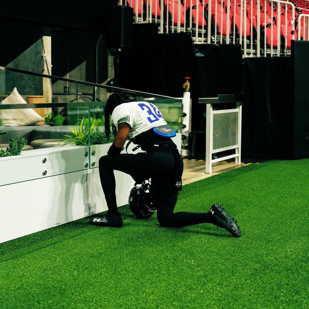 SelftitledDev's tweet image. A little over an hour left until pure chaos in college football. To all my brothers, stay prayed up 🙏🏽