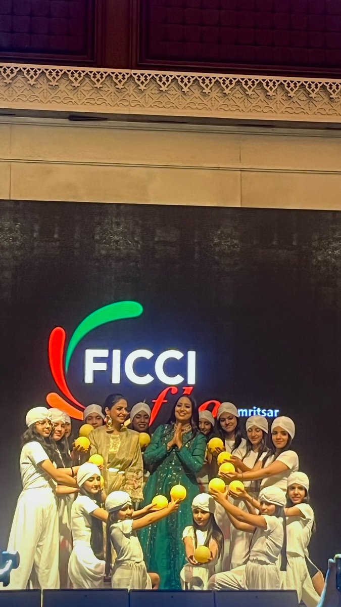 AmritsarFlo's tweet photo. Amritsar FLO, under the leadership of Chairperson Mona Singh, successfully hosted Chardi Kala on April 13 — a mesmerizing musical evening featuring the Sufi ki Sultana, @HarshdeepKaur 
#ChardiKala #HarshdeepKaur  #MonaSingh https://t.co/fNYdv7yWGF