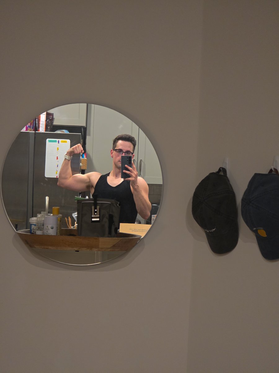 pompadaun's tweet photo. 'uge

#gym #explorepage #biceps #muscles #workout https://t.co/fPBVi2DPhB