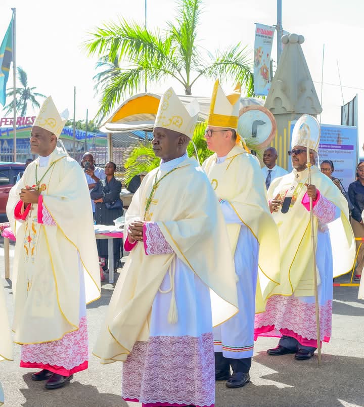 AlesandroJR's tweet image. SALA YA ASUBUHI

+Kwa jina la Baba na la Mwana na la Roho Mtakatifu. Amina.

Tuusifu Utatu Mtakatifu wa Mungu mmoja, sasa na siku zote na milele amina. Ee utatu Mtakatifu wa Mwenyezi Mungu; +Baba, +Mwana na +Roho Mtakatifu. Ninasadiki kuwa upo hapa na mahali pote. 

Ee Mungu…